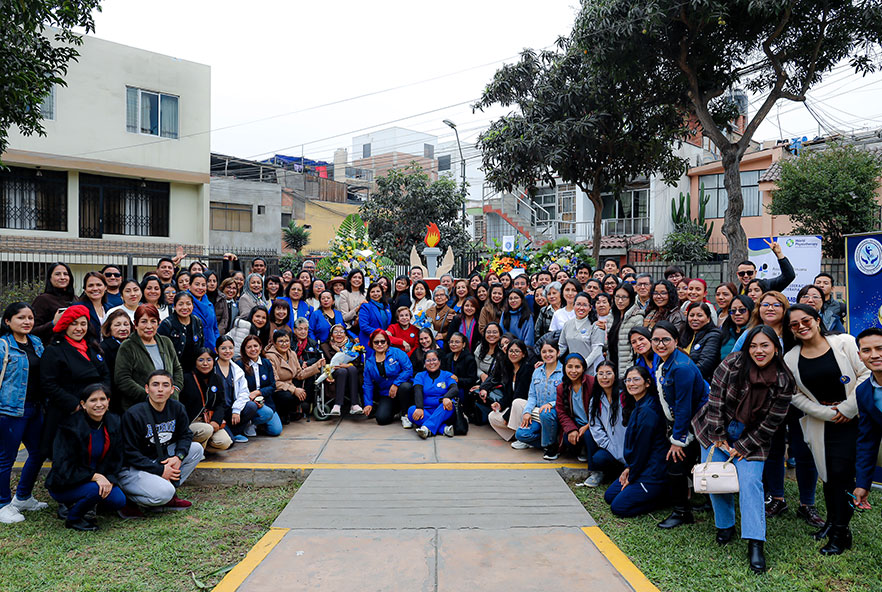 Photo of a large group of physiotherapists from the Peruvian Association of Physiotherapy